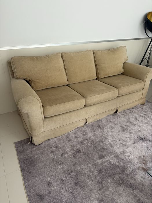 Sofa tres lugares bege