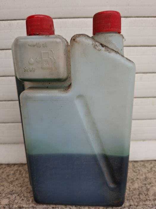 Óleo para mistura de gasolina.