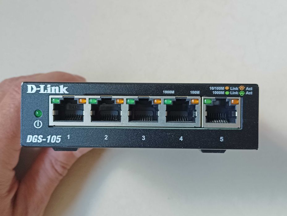 D-Link DGS-105 Gigabit Switch, 1 Gbps – 5 Ports – Like New64752417419907123