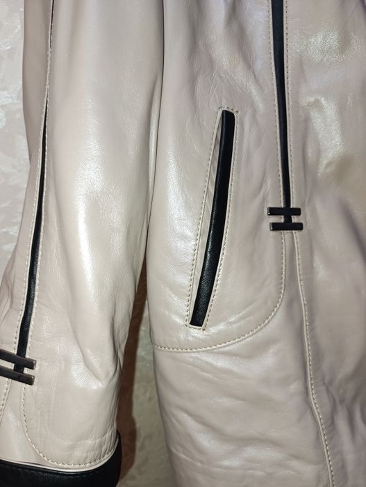 Жіноча шкіряна куртка