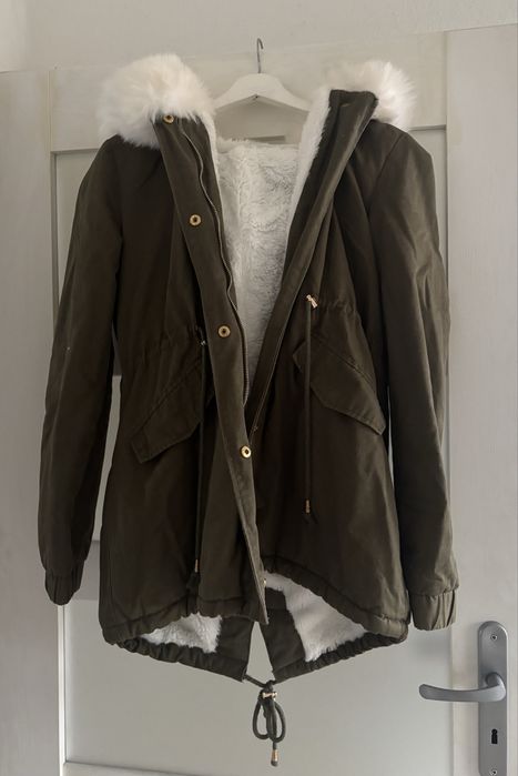 Parka kurtka z białym dużym futrem