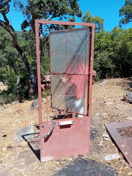 Portas em ferro com postigo para vidro