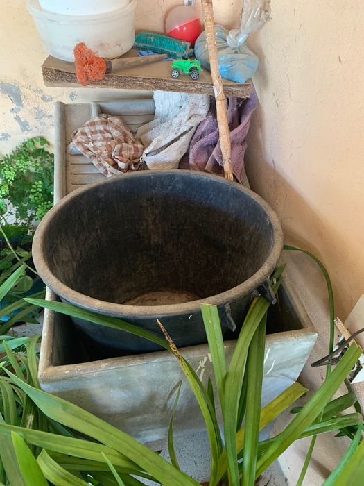 Casota de cão e tanque de roupa