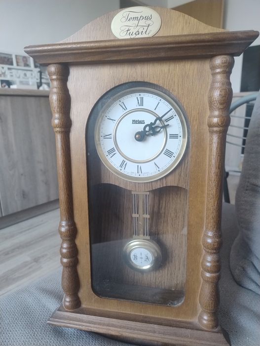 Drewniany zegar ścienny z wahadłem Mebus Tempus Fugit retro vintage