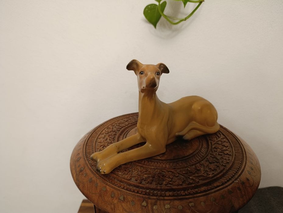 Figurka ceramiczna z asygnatą Whippeta