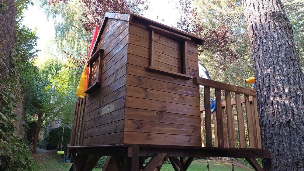 Parque infantil com tirolesa