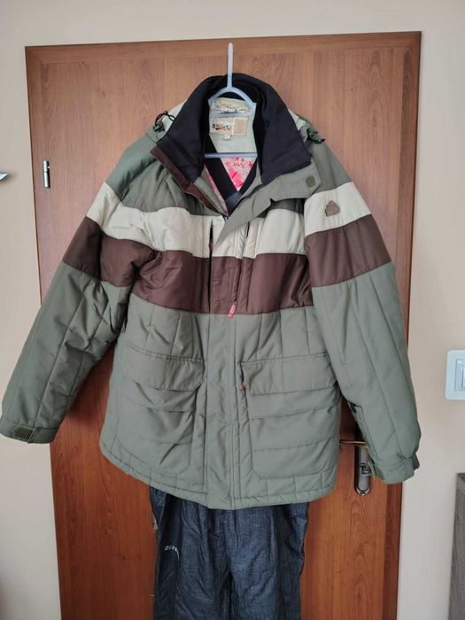 Deska snowboardowa, wiązania, kask, akcesoria