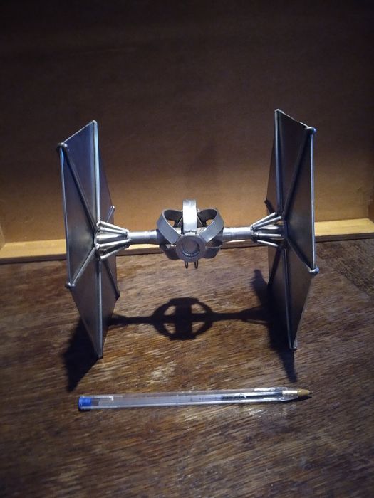 Tie Fighter escultura metal abstracta