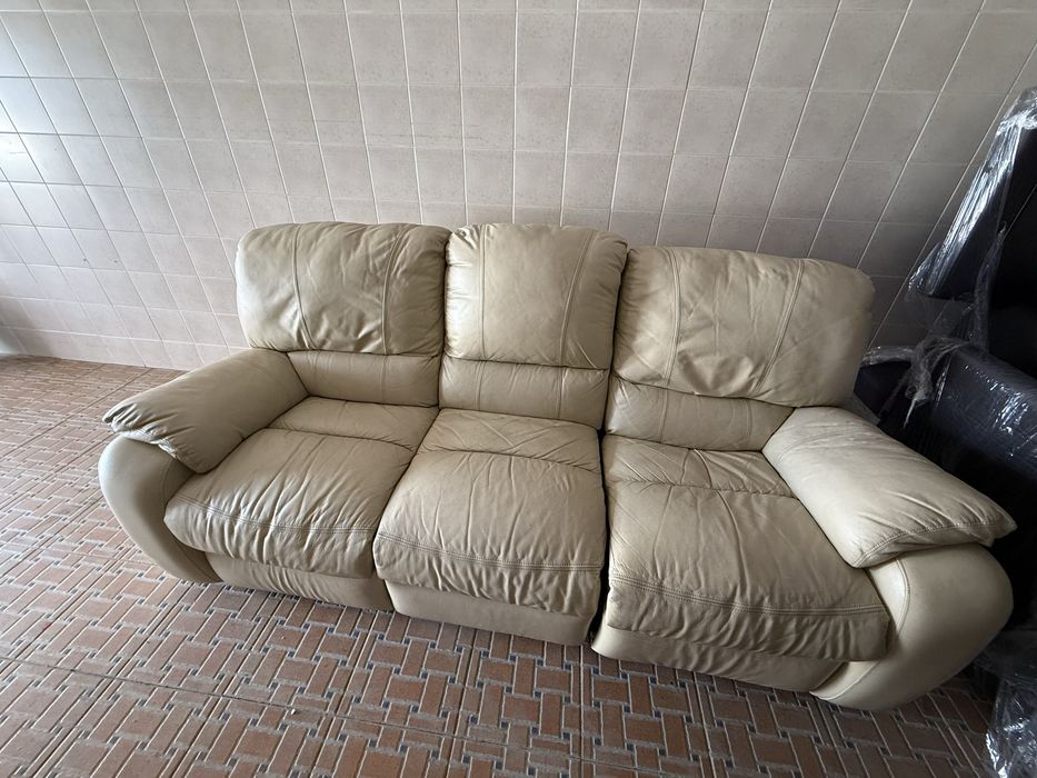 Sofá Relax Chateau d’Ax 3 Lugares – Pele Bege | Excelente Conforto