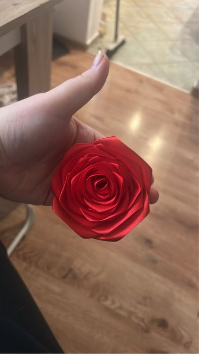 Wieczne róże z wstążki satynowej