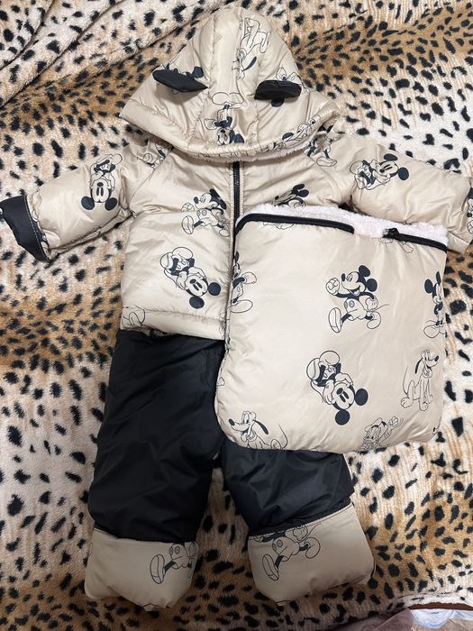 Продам зимовий комбінезон з Міккі Маусом в гарному стані . На 9-12 міс