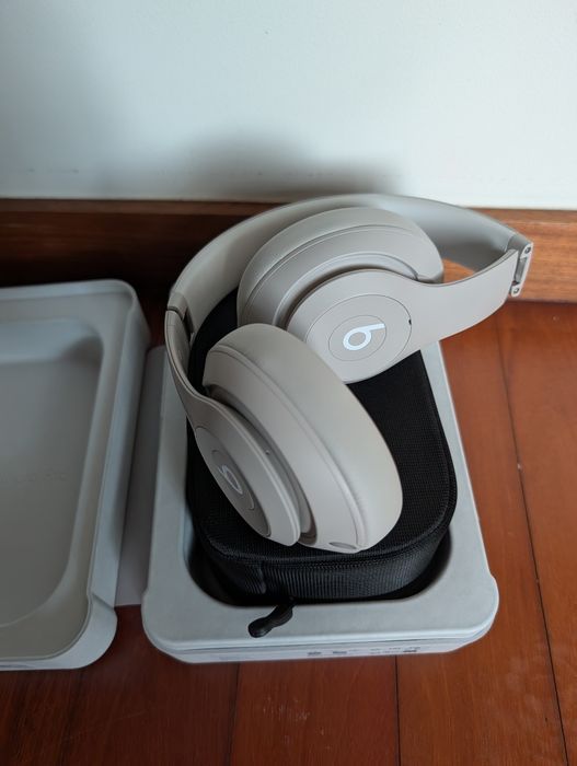 Beats Studio Pro Sandstone / Areia – Como Novos (Na Caixa)