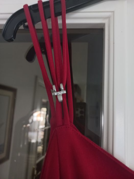 Vestido  bonito e elegante, 38 em bordeaux, com alcinhas, nos ombros e fecho atrás. Impecável
