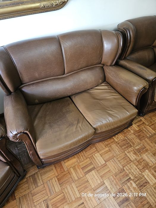 Sofá-cama e  duas poltronas em pele