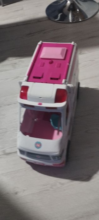 Karetka barbie samochód