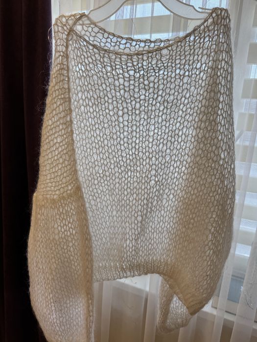 Вʼязана кофта і пояс з пірʼям