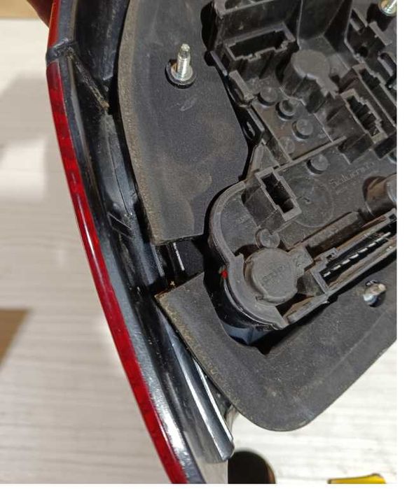 lampa tylna prawa saturnus vw golf III hb 91- ładny stan