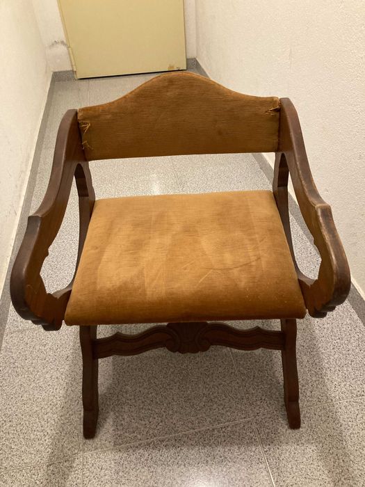 Cadeirão de madeira para restaurar