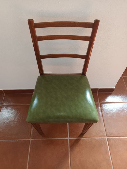 Cadeira de madeira almofadada
