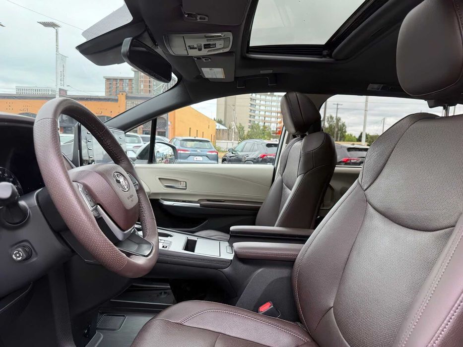 Toyota Sienna Platinum 7-Passenger      2023