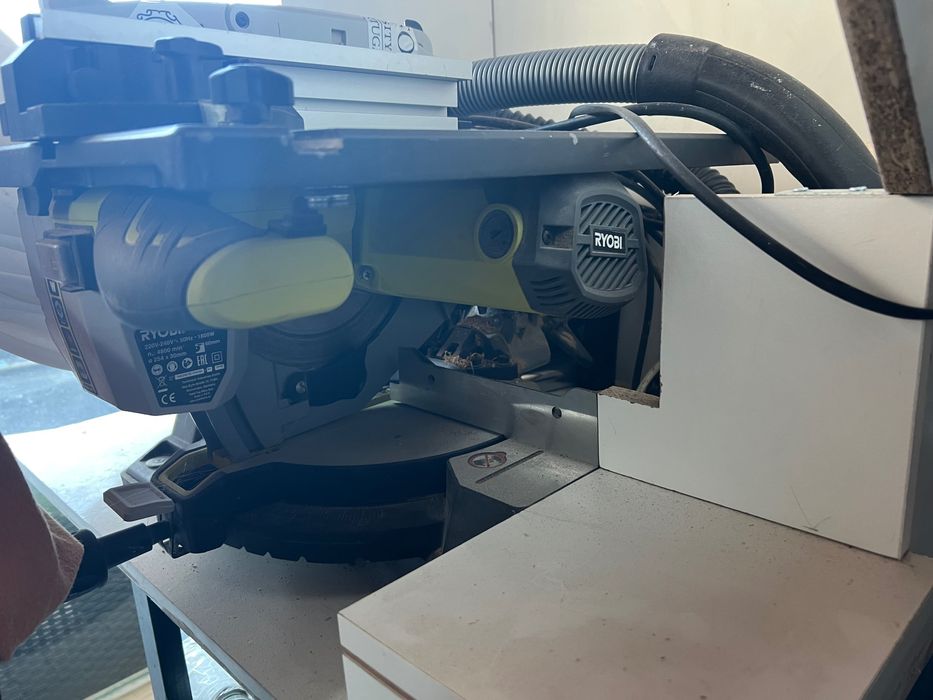 Serra de Esquadria Ryobi RTMS1800