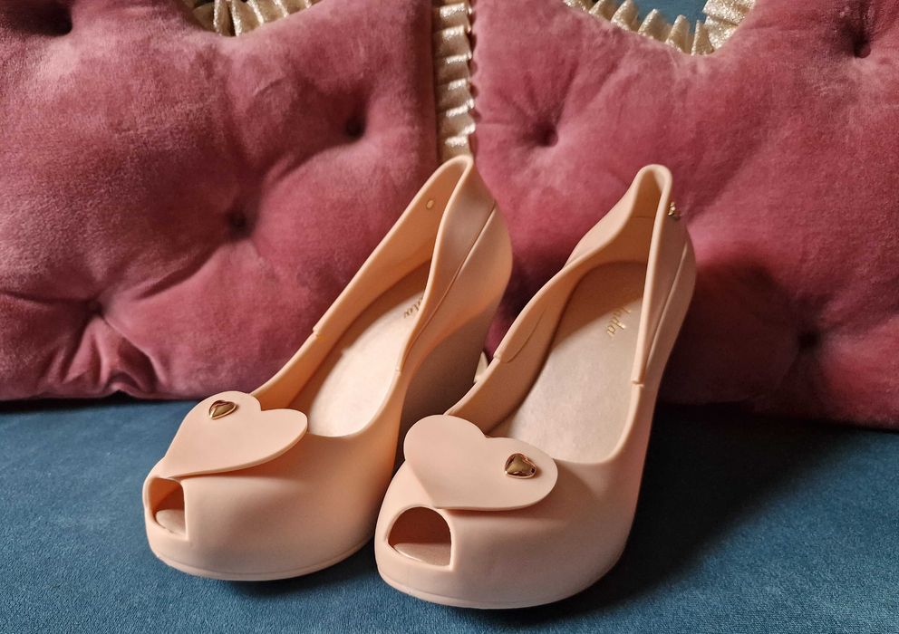 Gumowe beżowe buty na koturnie z sercem, pasują na rozmiar 38, nowe