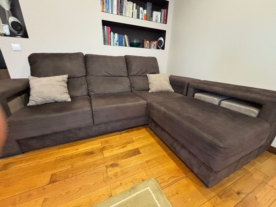 Vendo sofá usado com chaise longue, 4 bancos encastrados, restante assentos extensíveis, está em muito bom estado, mede 2,60 m