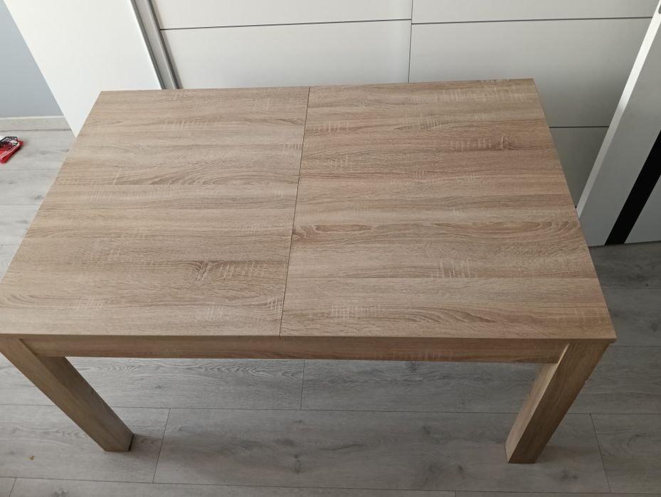 Duży stół z 4 krzesłami