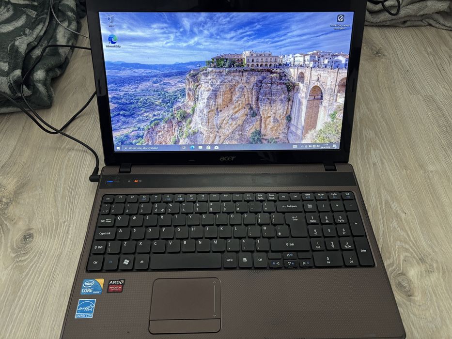 ACER i5 4GB Radeon SSD