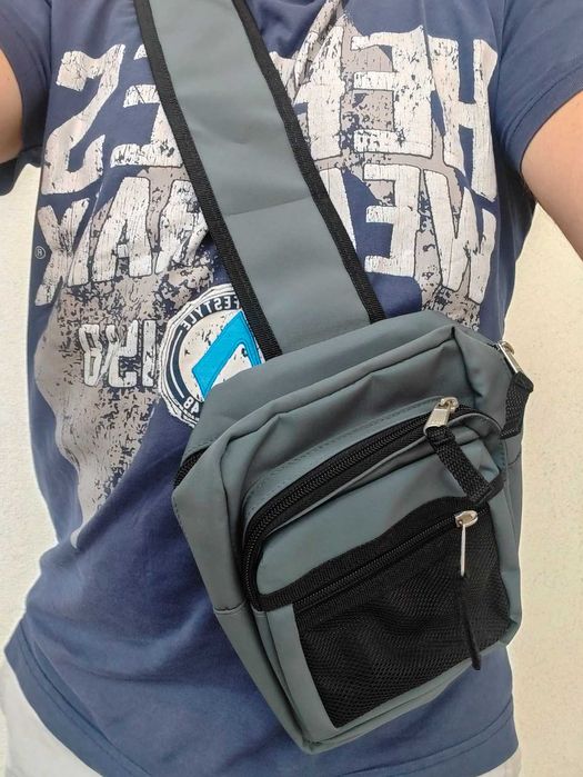 Bolsa tiracolo cinzenta como nova
