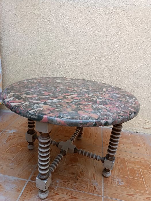 Mesa em mármore verde, rosa e laranja