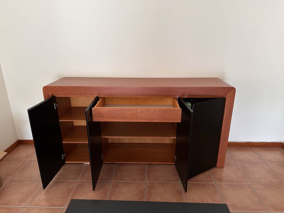 Mobilia de sala com mesa de centro e aparador