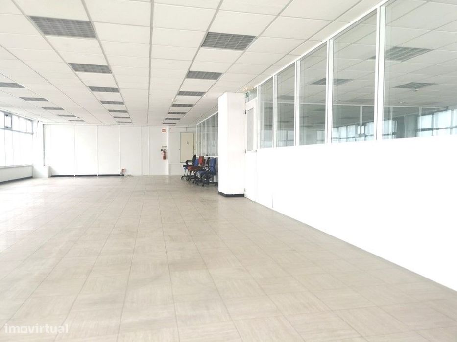 Oeiras/Carnaxide. Edifício Empresarial para Arrendamento