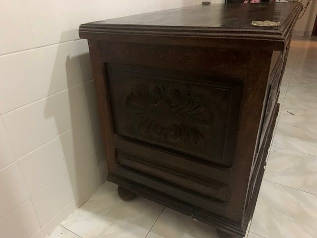 Arca de madeira escura