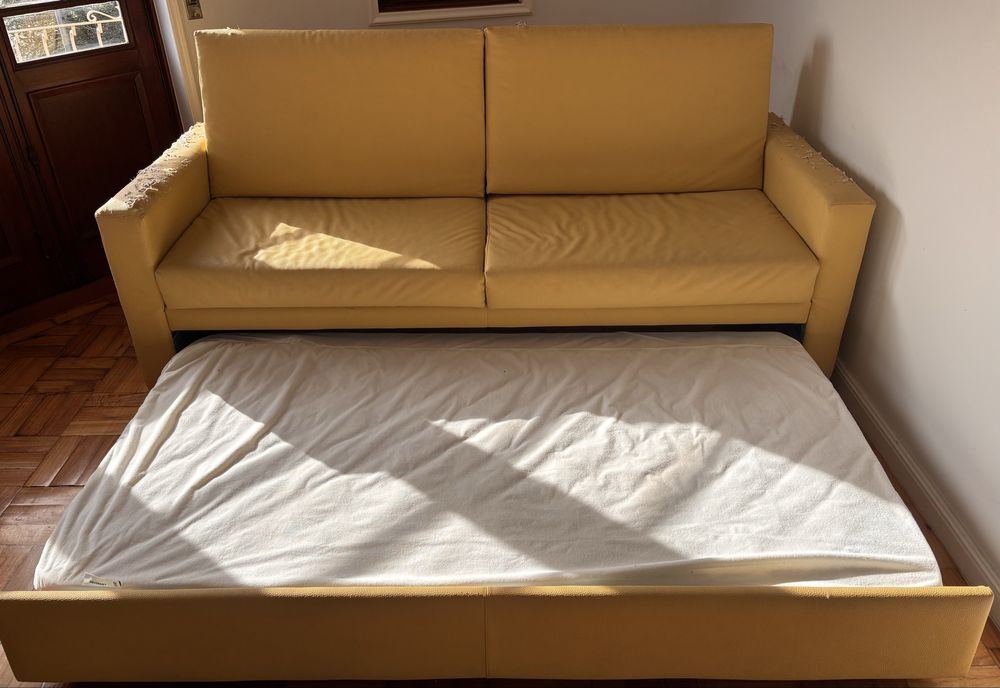 Sofá-cama amarelo