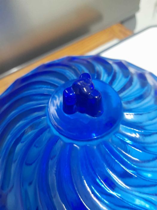 Bomboniere vintage em vidro prensado azul cobalto