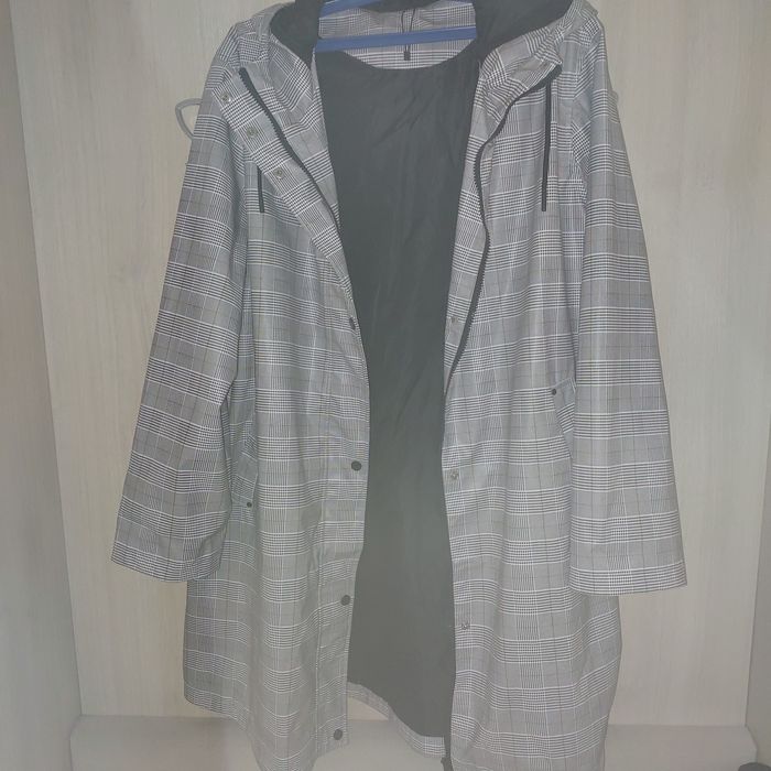 Плащ-дощовик із принтом "Віндзорська клітинка".