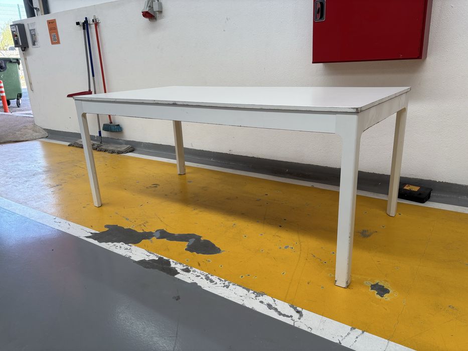 Mesa IKEA branca – provável VANGSTA – modelo descontinuado