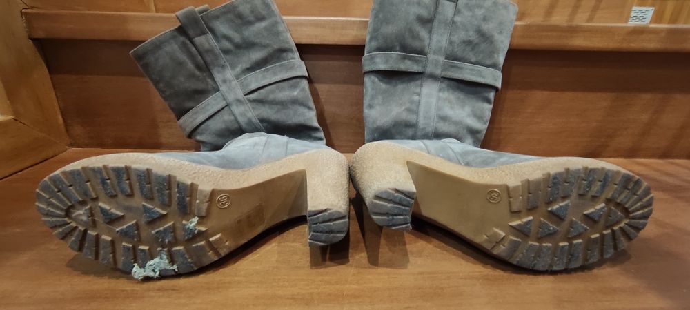Botas de cano, em camurça