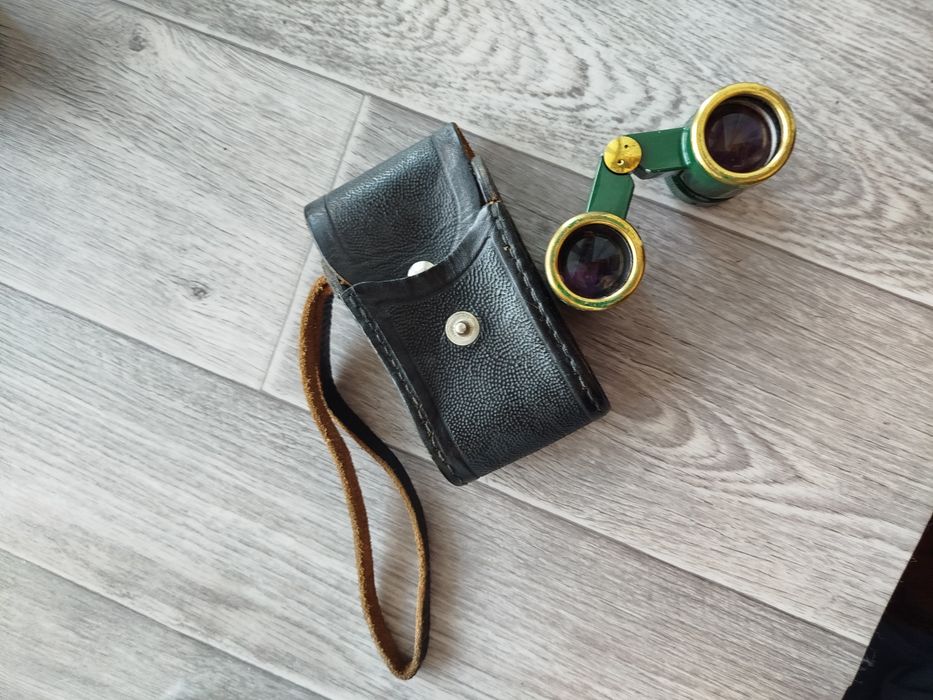 В продажу біноколь