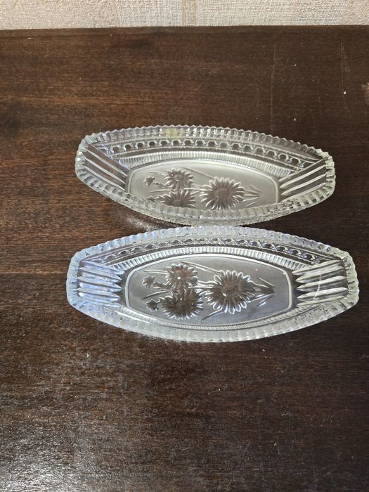 Хрустальні бокали на ніжці та салатник