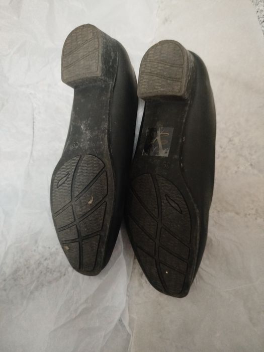 Sapatos pretos novos