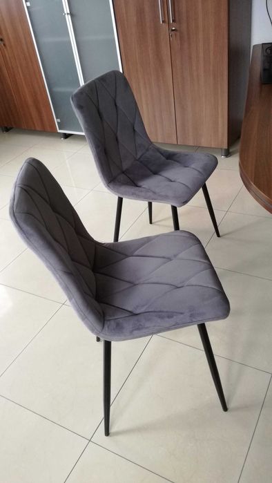 Dwa szare welurowe krzesła