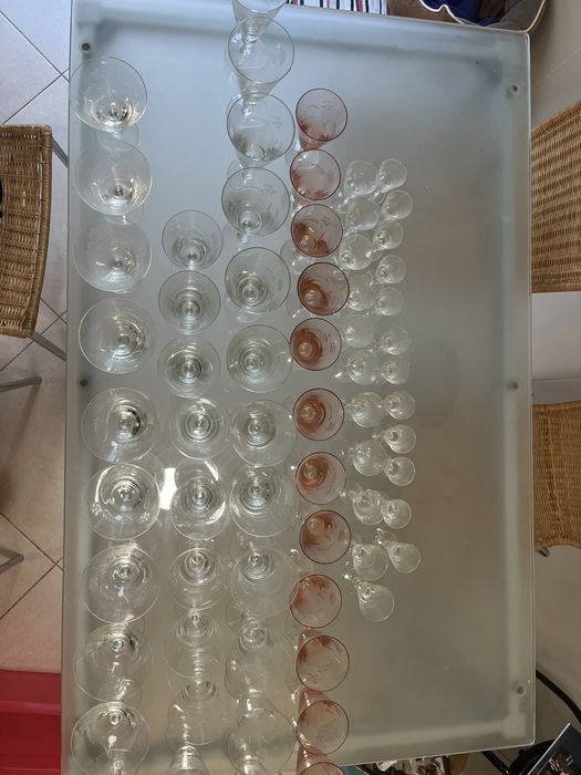 Serviço de copos com desenhos gravados