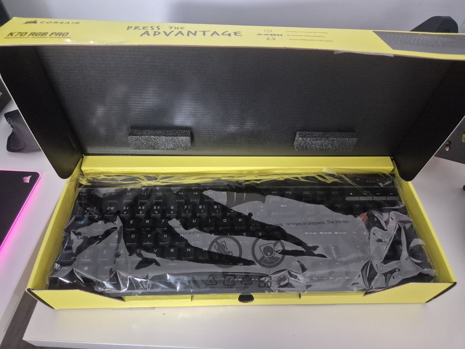 Teclado Mecânico Corsair K70 RGB PRO - Layout PT