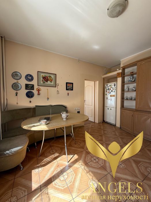 Приватний будинок в центрі: 4 спальні/3 санвузли + робоче крило, гараж