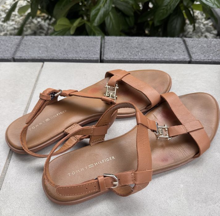 Sandały Tommy Hilfiger – skórzane, brązowe