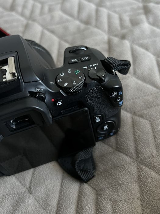 Камера Canon EOS250D з обʼєктивом