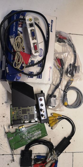 Złącza VGA, dżeki, i karty do komputera