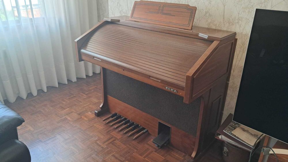 Órgão Eletrónico Elka E-49 + Banquinho Original – Excelente Estado (Porto - Boavista)
